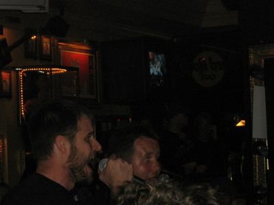 DKM Hard Rock Cafe 2006
Al Barr and Ken Casey singing
