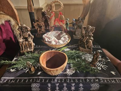 Weóbedd
Yule Altar for Sacred Ash Kindred. Offerung bowl, statues, pine bough, etc
Keywords: geol,NH,Sacred Ash