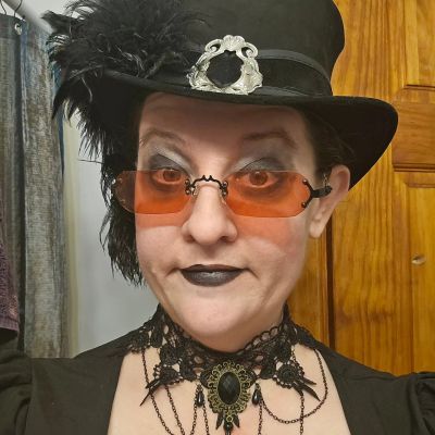 Victorian vampire Costume
with a new hat!
Keywords: Halloween, Victorian, Steampunk