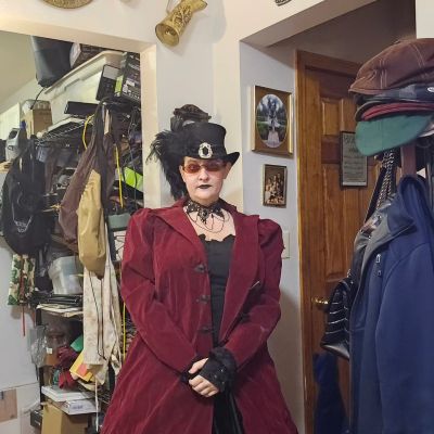 Victorian vampire Costume
With a new hat!
Keywords: Halloween, Victorian, Steampunk